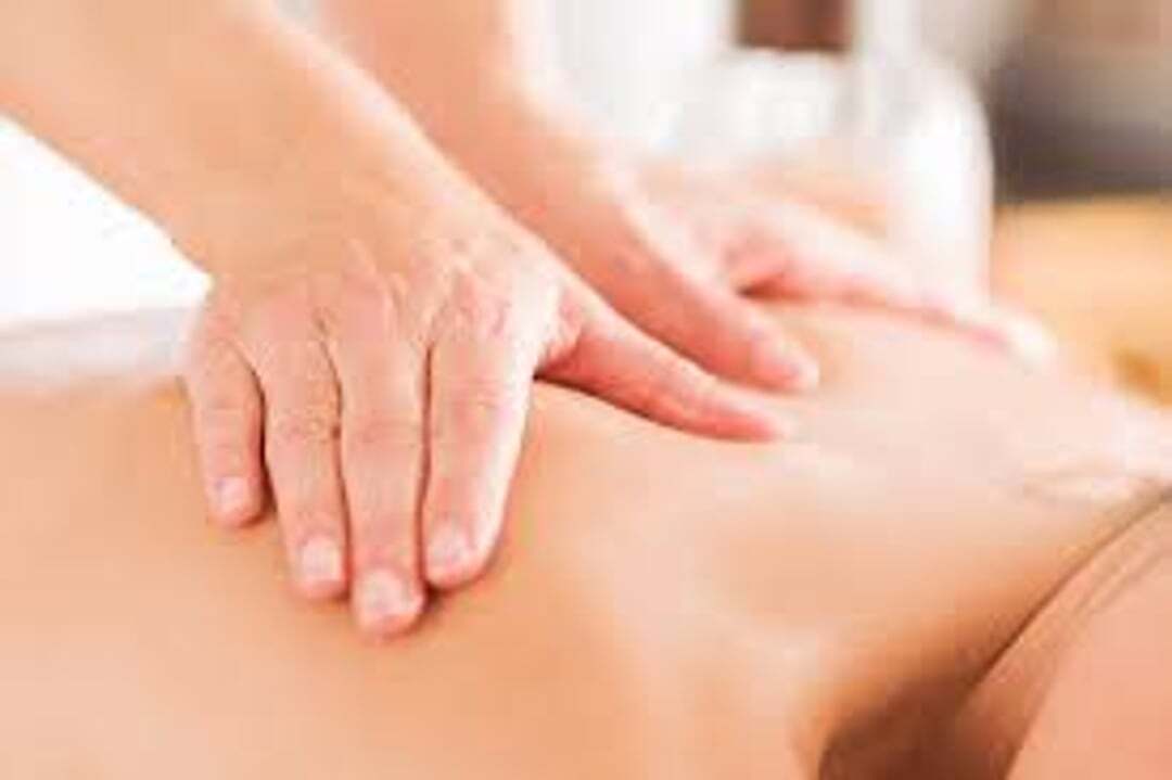 person får massage på ryg